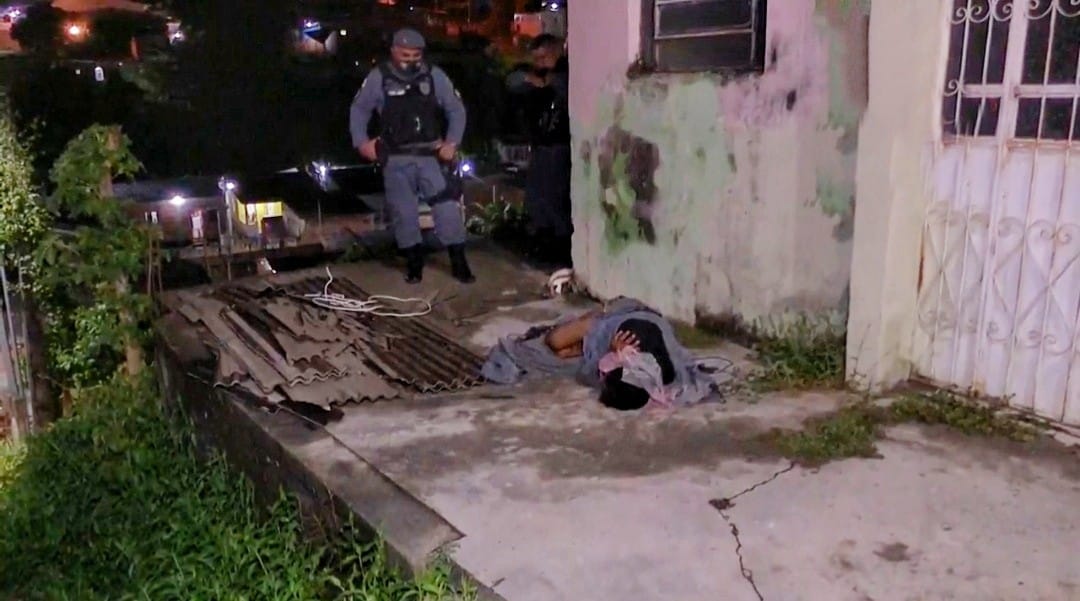 Populares espancam homem e o deixam amarrado para a polícia Populares espancam homem e o deixam amarrado para a polícia