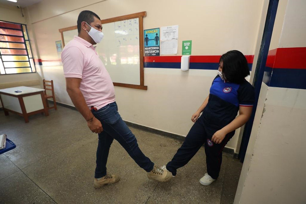 Após morte de 204 professores, sindicato defende aulas presenciais só após vacina Após morte de 204 professores, sindicato defende aulas presenciais só após vacina