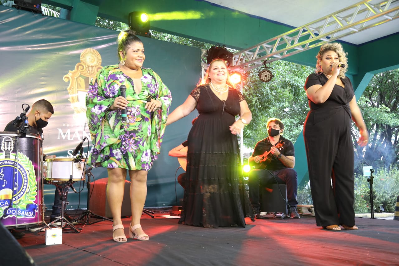 Com show de m&uacute;sica e poesia, professores da rede municipal ganham homenagem