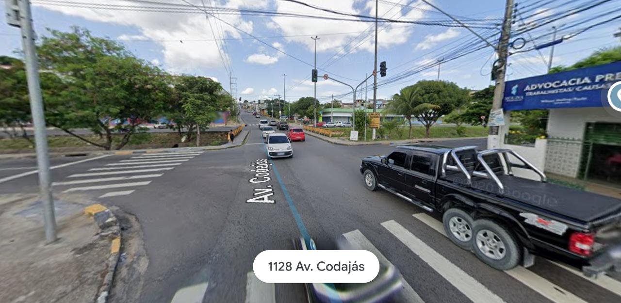 Idoso perde controle de picape e capota em igarap&eacute; na zona Sul