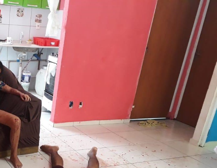 Briga de casal termina com cena violenta: mulher morta e homem ferido no Viver Melhor Briga de casal termina com cena violenta: mulher morta e homem ferido no Viver Melhor