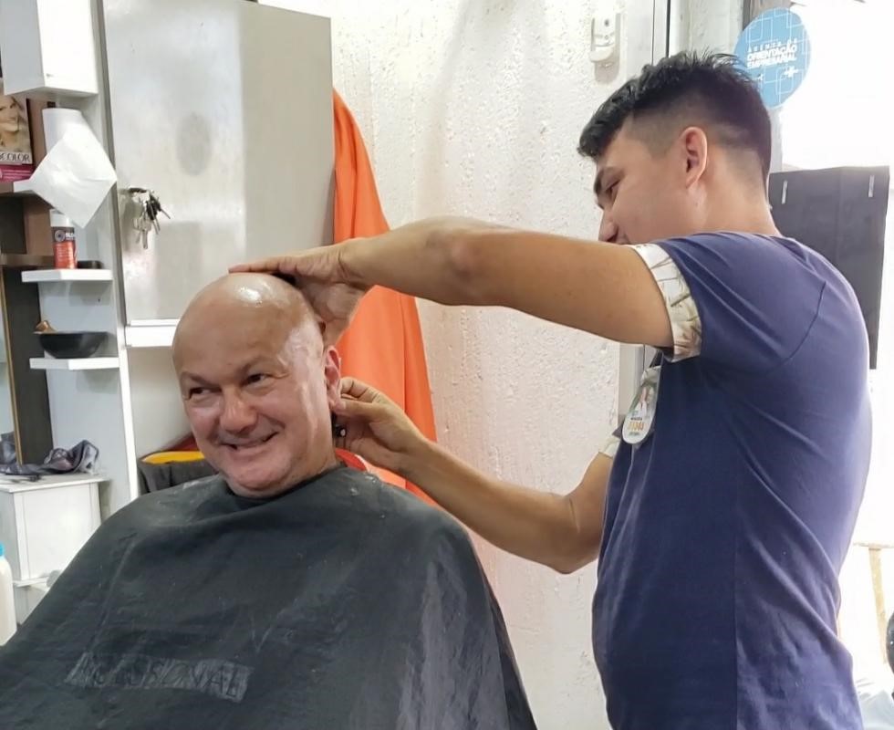 Coronel Menezes faz carreata e 'corta' cabelo no Alvorada Coronel Menezes faz carreata e 'corta' cabelo no Alvorada