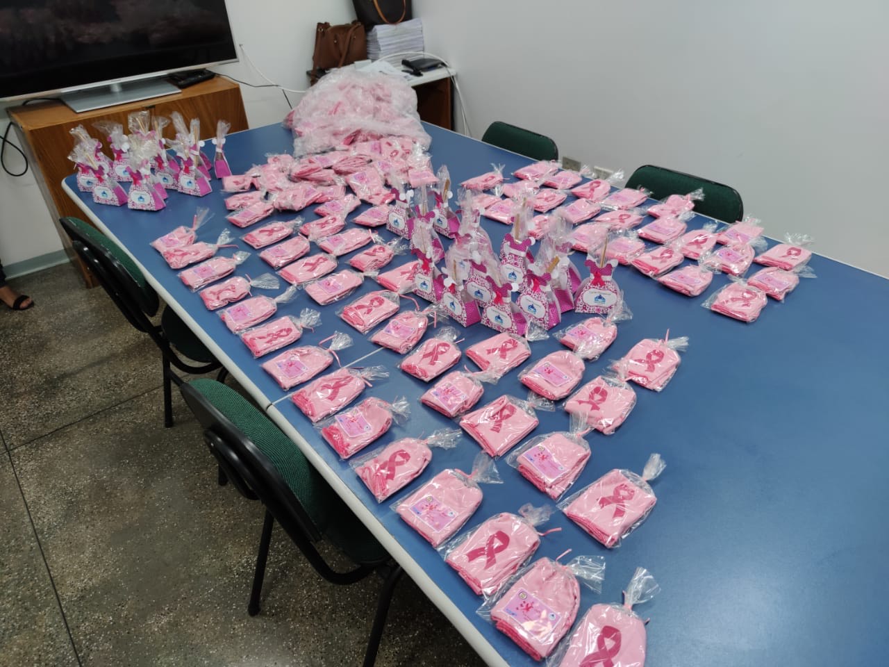 Internos do Compaj produzem lenços e doam a pacientes da FCecon Internos do Compaj produzem lenços e doam a pacientes da FCecon