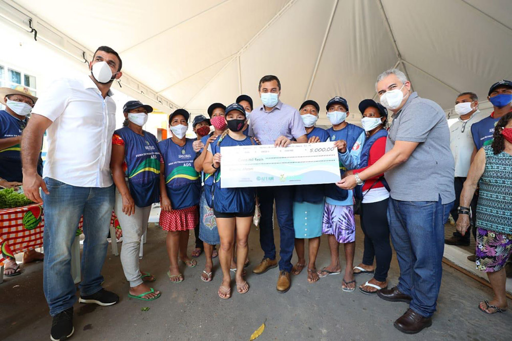 Governo do Amazonas entrega fomentos a produtores rurais de Tefé Governo do Amazonas entrega fomentos a produtores rurais de Tefé