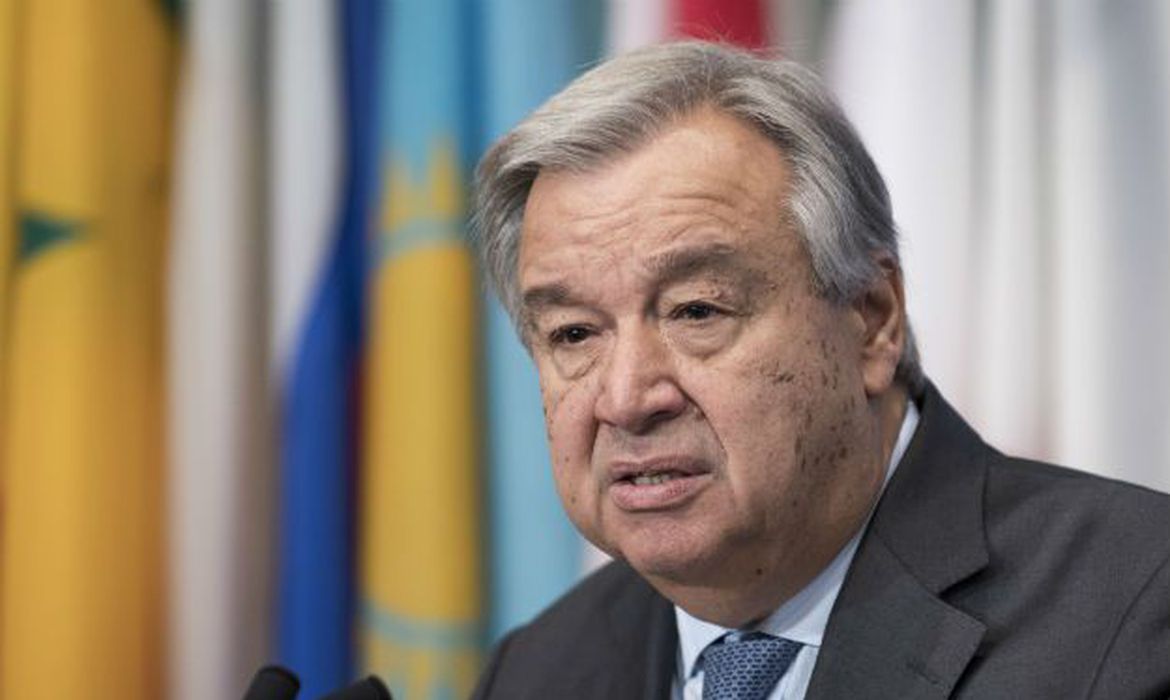 Mundo dividido est&aacute; falhando no combate a v&iacute;rus, diz chefe da ONU