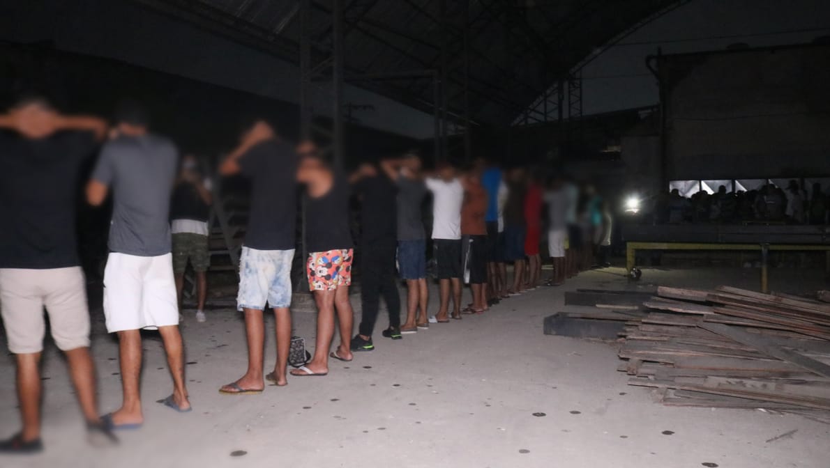 CIF fecha festa clandestina superlotado após público ser encontrado em galpão escuro CIF fecha festa clandestina superlotado após público ser encontrado em galpão escuro