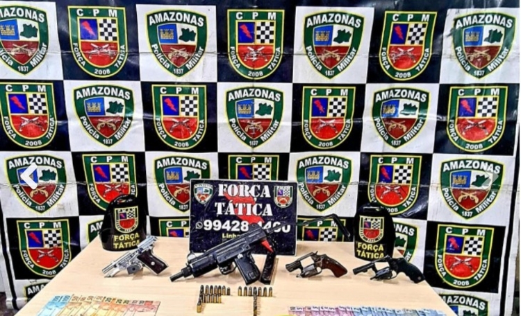 Dupla é detida com submetralhadora UZI, pistola e revólveres na zona Norte Dupla é detida com submetralhadora UZI, pistola e revólveres na zona Norte