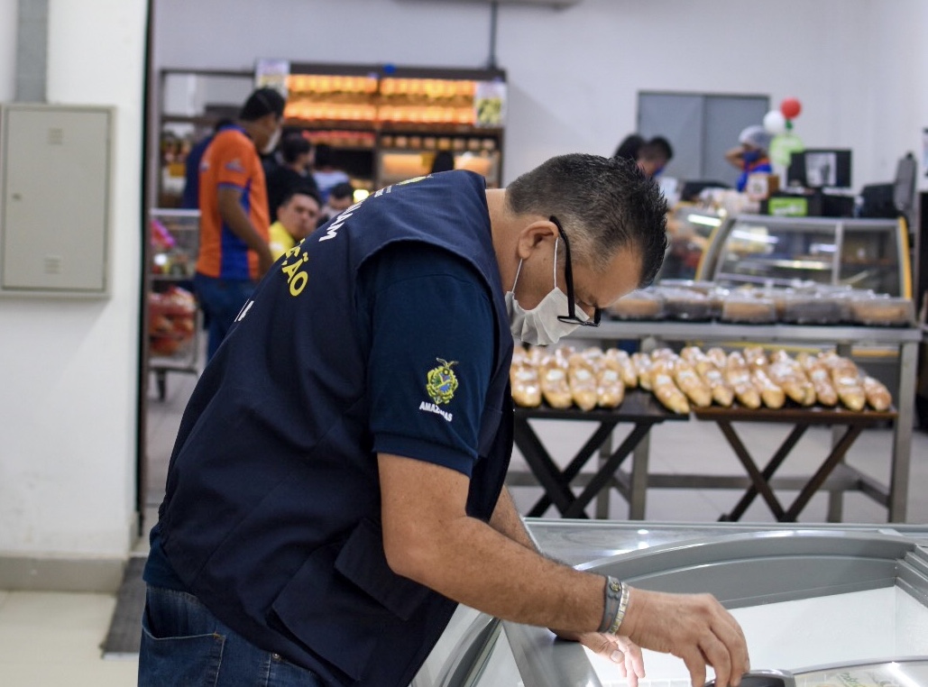 Procon-AM apreende 70kg de alimentos com embalagens violadas na zona Leste Procon-AM apreende 70kg de alimentos com embalagens violadas na zona Leste