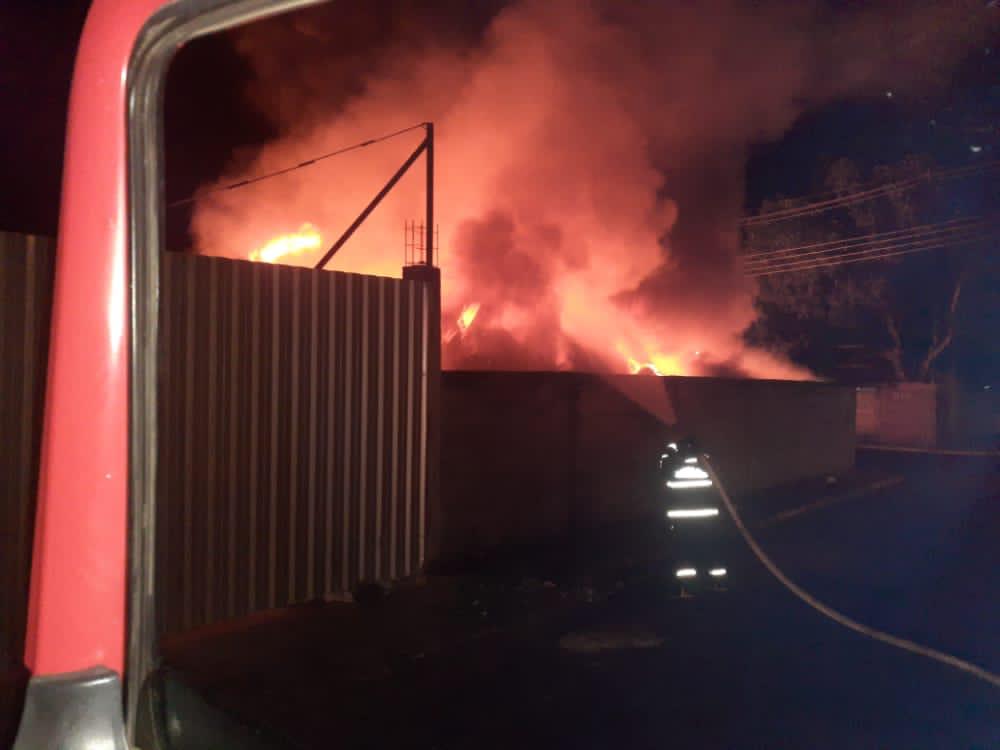 Caprichoso deve revirar entulhos para verificar poss&iacute;veis focos de inc&ecirc;ndio em &aacute;rea de galp&atilde;o