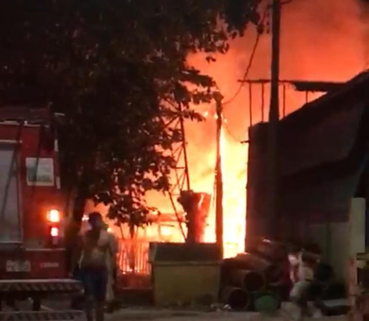 Inc&ecirc;ndio destr&oacute;i duas casas de madeira na orla da Gl&oacute;ria. Veja v&iacute;deo