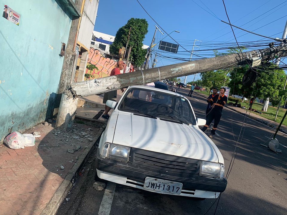 Carreta arrasta fios e derruba poste na avenida Brasil. Veja vídeo Carreta arrasta fios e derruba poste na avenida Brasil. Veja vídeo