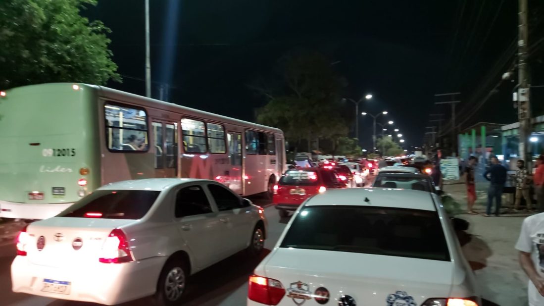 Ap&oacute;s poss&iacute;vel latroc&iacute;nio de colega, motoristas de app param tr&acirc;nsito em frente ao IML