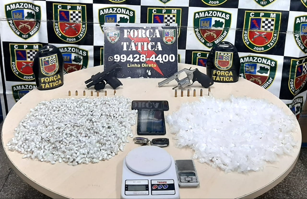 Adolescente e jovem são detidos com mais de 3 mil porções de droga no Jorge Teixeira Adolescente e jovem são detidos com mais de 3 mil porções de droga no Jorge Teixeira