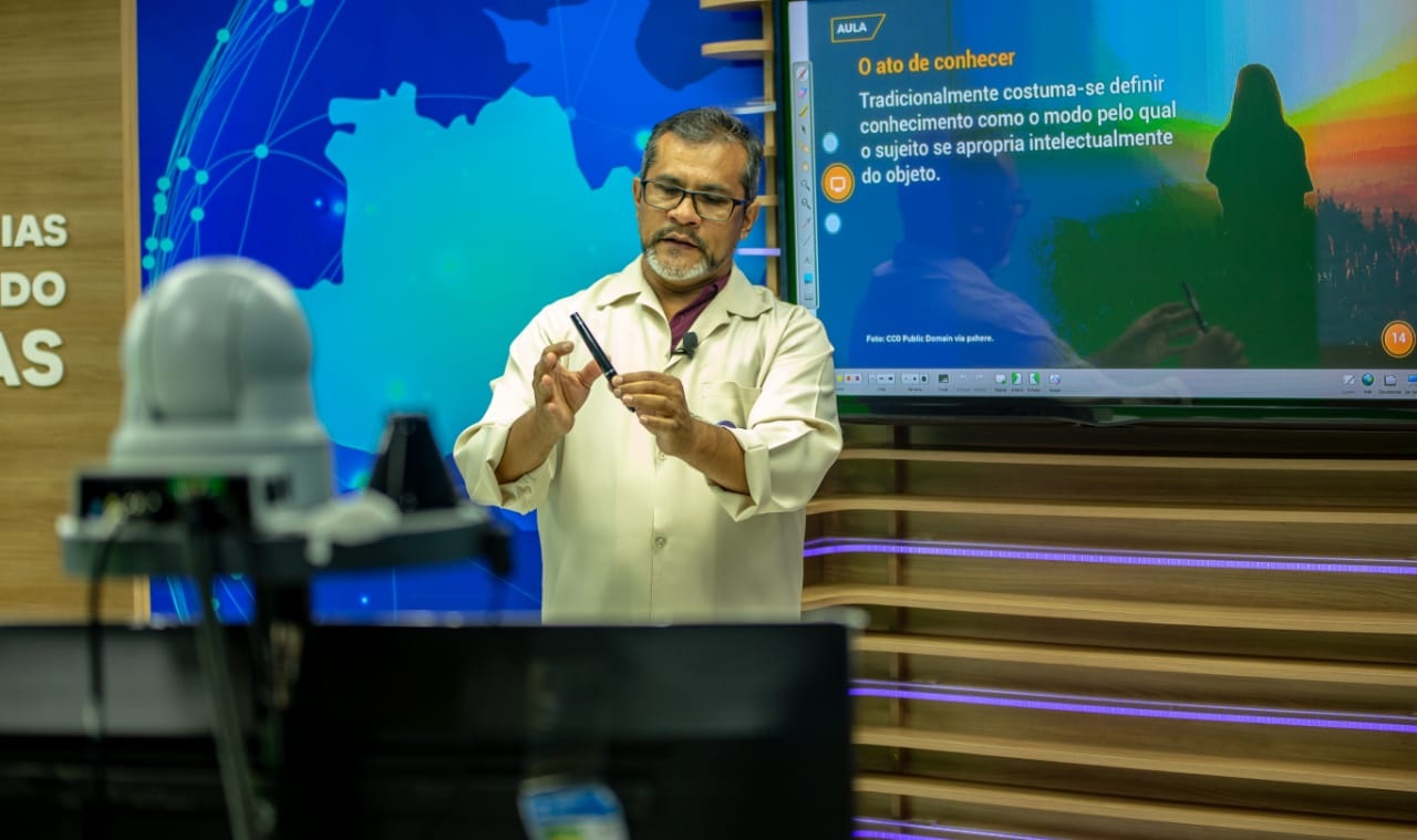 Cursinho pr&eacute;-vestibular da rede estadual ter&aacute; aul&otilde;es ao vivo a partir do dia 6
