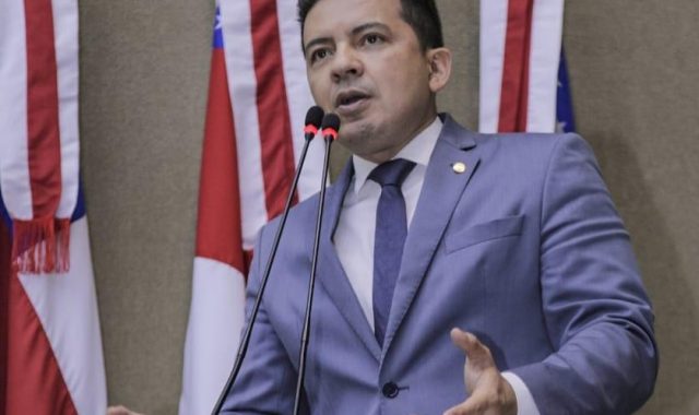 Deputados derrubam veto do governador a projeto que proíbe contratação de empresas ligadas a parentes de secretários Deputados derrubam veto do governador a projeto que proíbe contratação de empresas ligadas a parentes de secretários