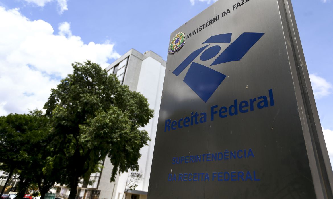 Receita começa hoje a enviar cartas a contribuintes na malha fina Receita começa hoje a enviar cartas a contribuintes na malha fina