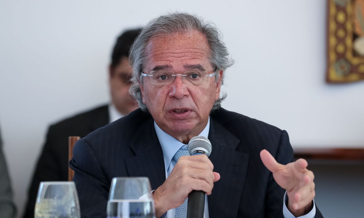 'Jamais esteve sob an&aacute;lise privatizar o SUS', diz Guedes