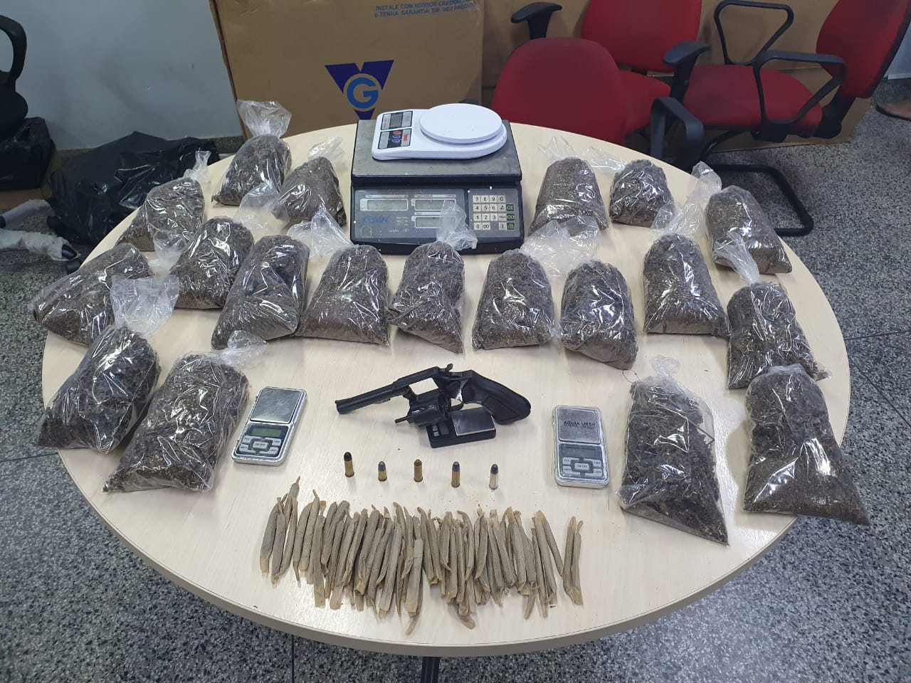 Homem &eacute; preso fazendo dezenas de cigarros de maconha e com 10kg de droga na Compensa