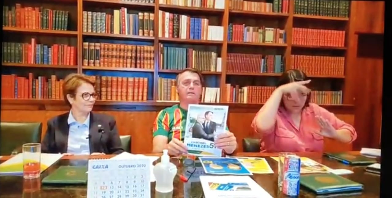 Bolsonaro pede voto para coronel Menezes ap&oacute;s exibir 'sant&atilde;o'
