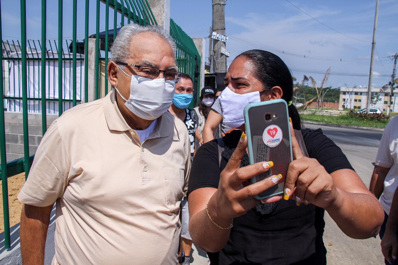Amazonino grava programa eleitoral no Viver Melhor e participa de bandeiradas