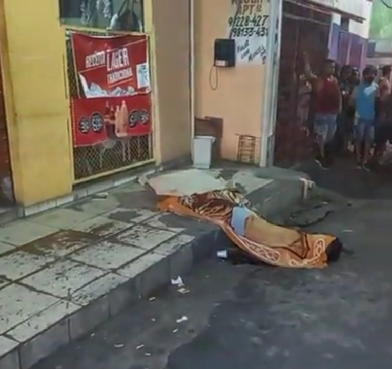 Detento com tornozeleira é executado em calçada na Cidade de Deus Detento com tornozeleira é executado em calçada na Cidade de Deus