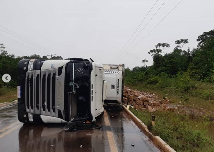 Caminhão com carga tomba e interdita trecho na BR-174 Caminhão com carga tomba e interdita trecho na BR-174