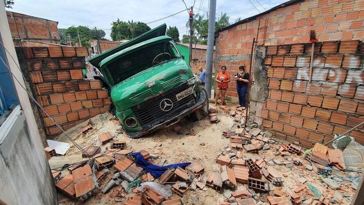 Caminh&atilde;o desgovernado arremessa moto em c&oacute;rrego e bate em muro de resid&ecirc;ncia no Tarum&atilde;