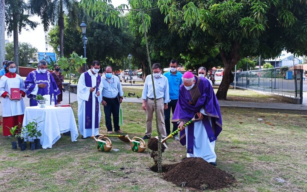 Missa de Finados tem plantação de mudas em homenagem aos mortos da pandemia Missa de Finados tem plantação de mudas em homenagem aos mortos da pandemia