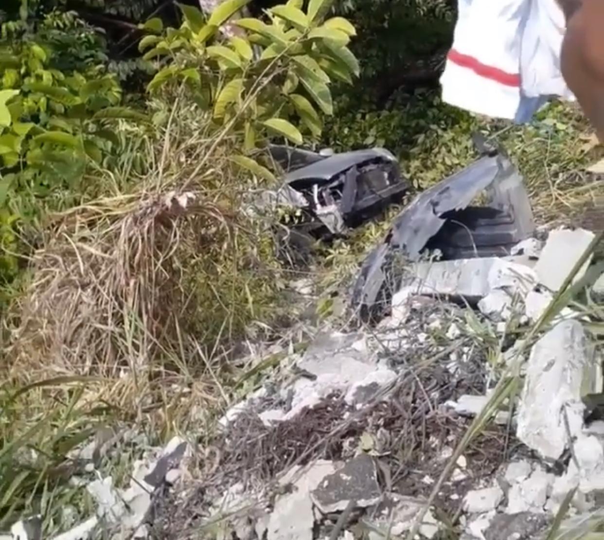 Mulher perde controle de carro e cai em ribanceira na avenida das Torres Mulher perde controle de carro e cai em ribanceira na avenida das Torres