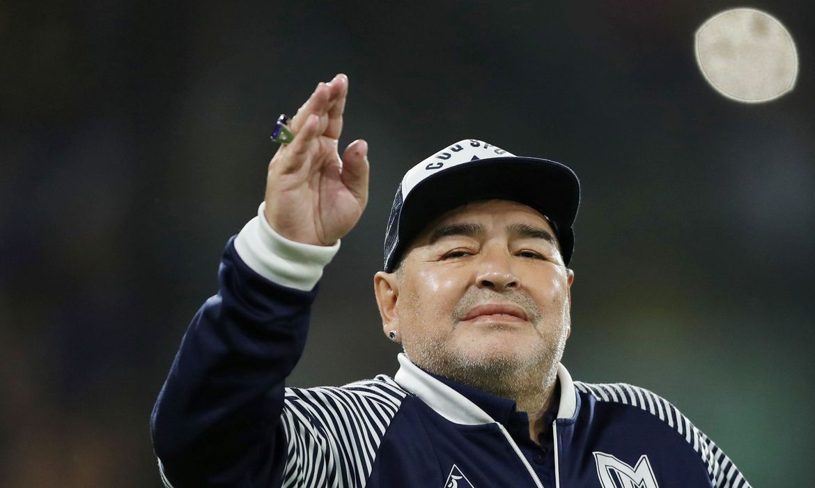 Aos 60 anos, Maradona &eacute; internado em hospital na Argentina