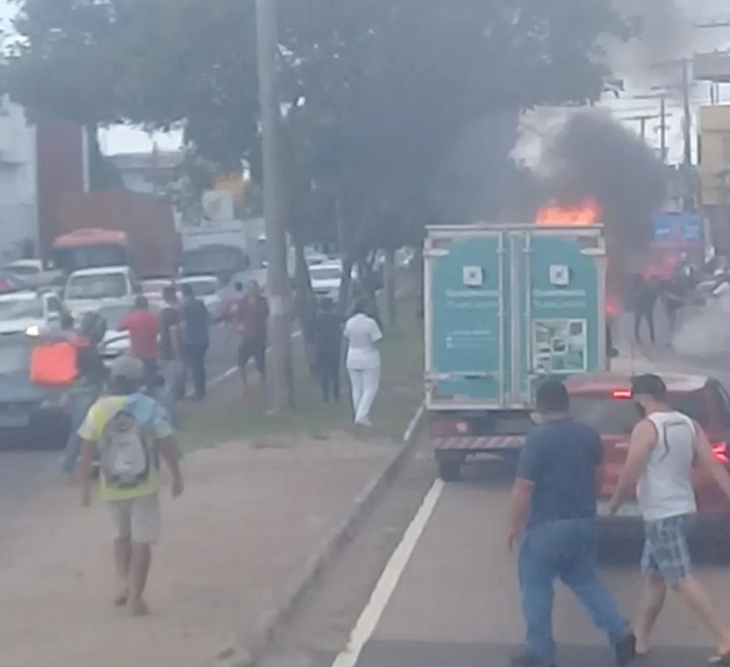 Bombeiros registram incêndio em carro de passeio na Cosme Ferreira. Veja vídeo Bombeiros registram incêndio em carro de passeio na Cosme Ferreira. Veja vídeo