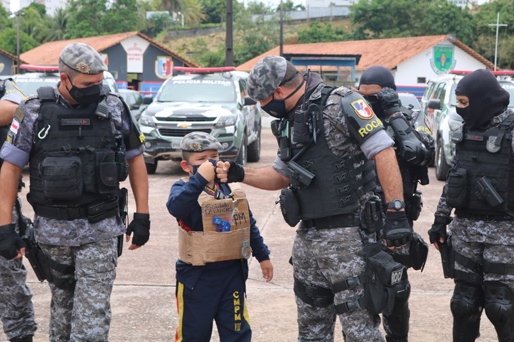 Fã da Rocam, menino de seis anos se emociona ao conhecer batalhão Fã da Rocam, menino de seis anos se emociona ao conhecer batalhão