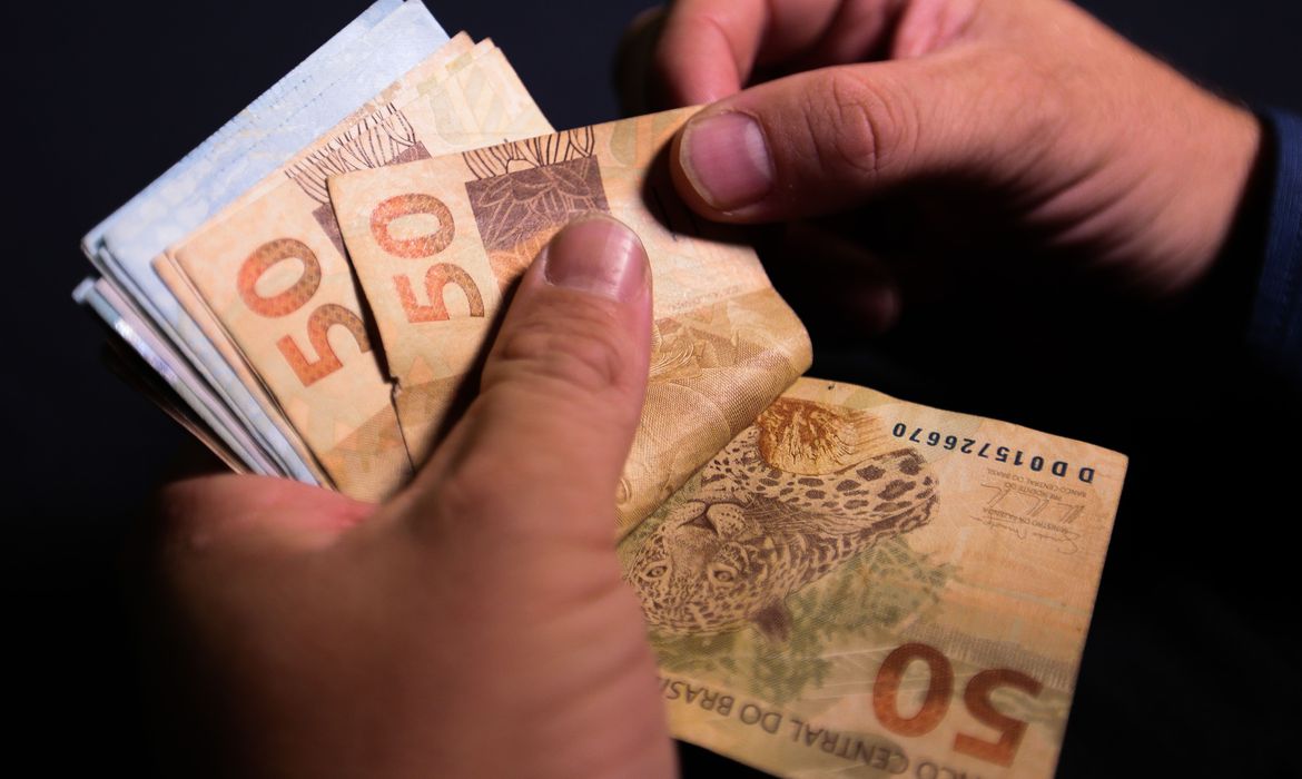 N&uacute;mero de fam&iacute;lias endividadas cai em outubro, diz CNC