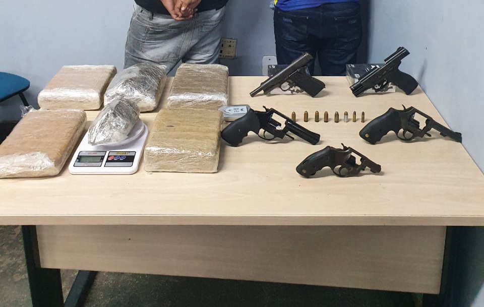 Dupla &eacute; presa com arsenal e drogas em estacionamento de supermercado