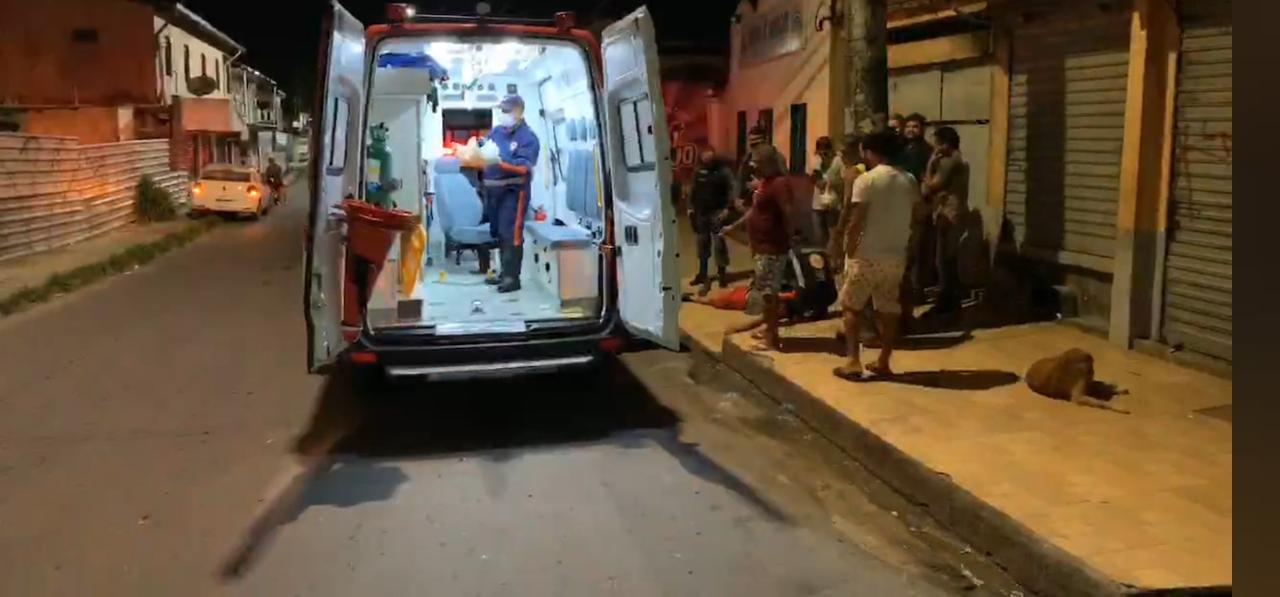 Espancado por motoqueiros no Novo Israel, homem é levado a hospital gravemente ferido Espancado por populares no Novo Israel, homem é levado a hospital gravemente ferido