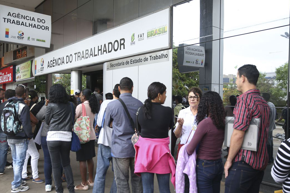 Pedidos de seguro-desemprego caem 16,9% em outubro Pedidos de seguro-desemprego caem 16,9% em outubro