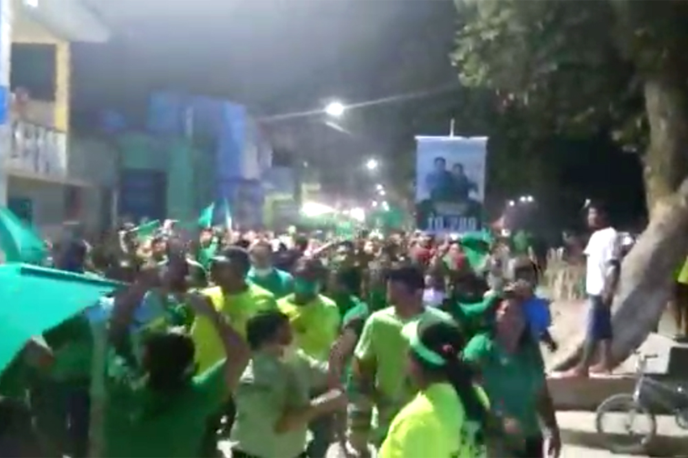 Candidato reúne multidão sem máscara Candidato reúne multidão sem máscara