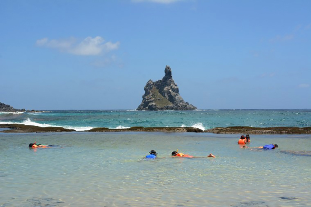 Praia da Atalaia: união perfeita de turismo com meio ambiente em Noronha Praia da Atalaia: união perfeita de turismo com meio ambiente em Noronha