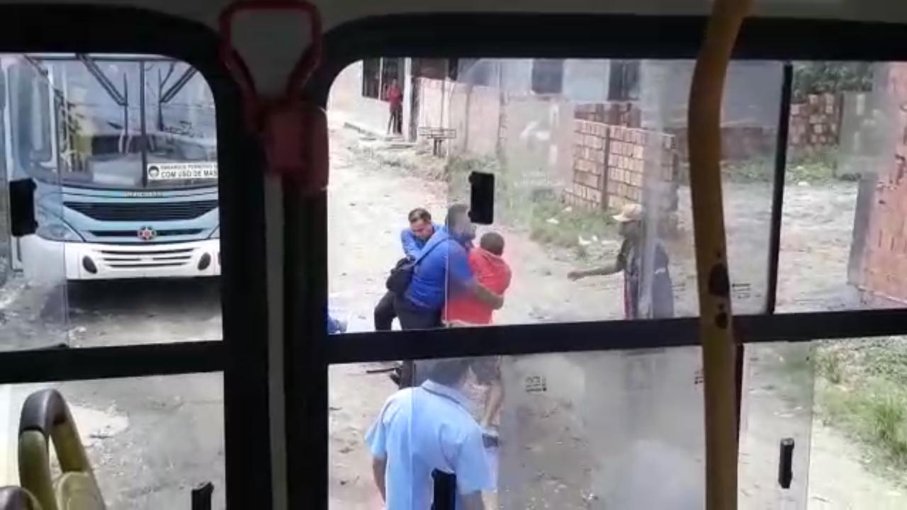 UFC contra motorista: v&iacute;deo mostra briga de ter&ccedil;ado e pernamanca na Lagoa Azul