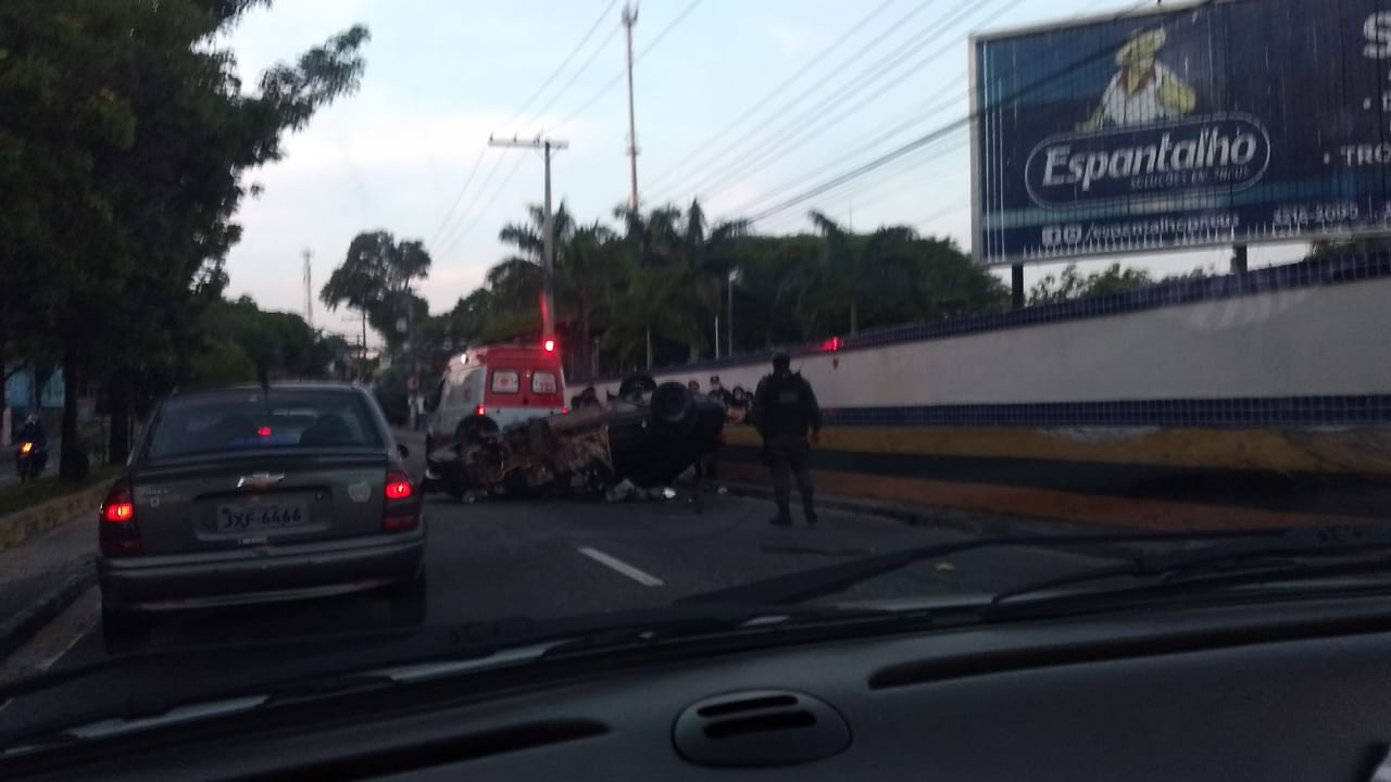 Motorista capota ve&iacute;culo e causa transtorno na avenida Ephig&ecirc;nio Salles