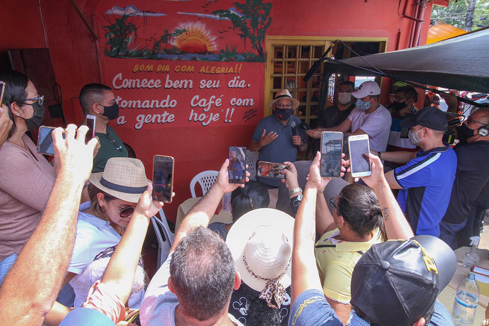Na reta final da campanha, Amazonino visita Compensa em busca de apoio Na reta final da campanha, Amazonino visita Compensa em busca de apoio