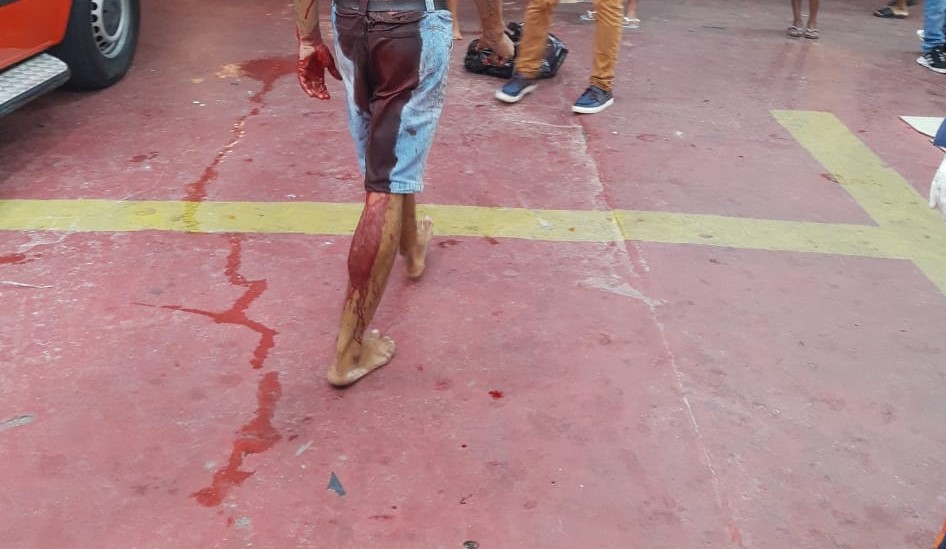 Adolescente atacada a facadas na Praça 14 morre em hospital e homem está grave Adolescente atacada a facadas na Praça 14 morre em hospital e homem está grave