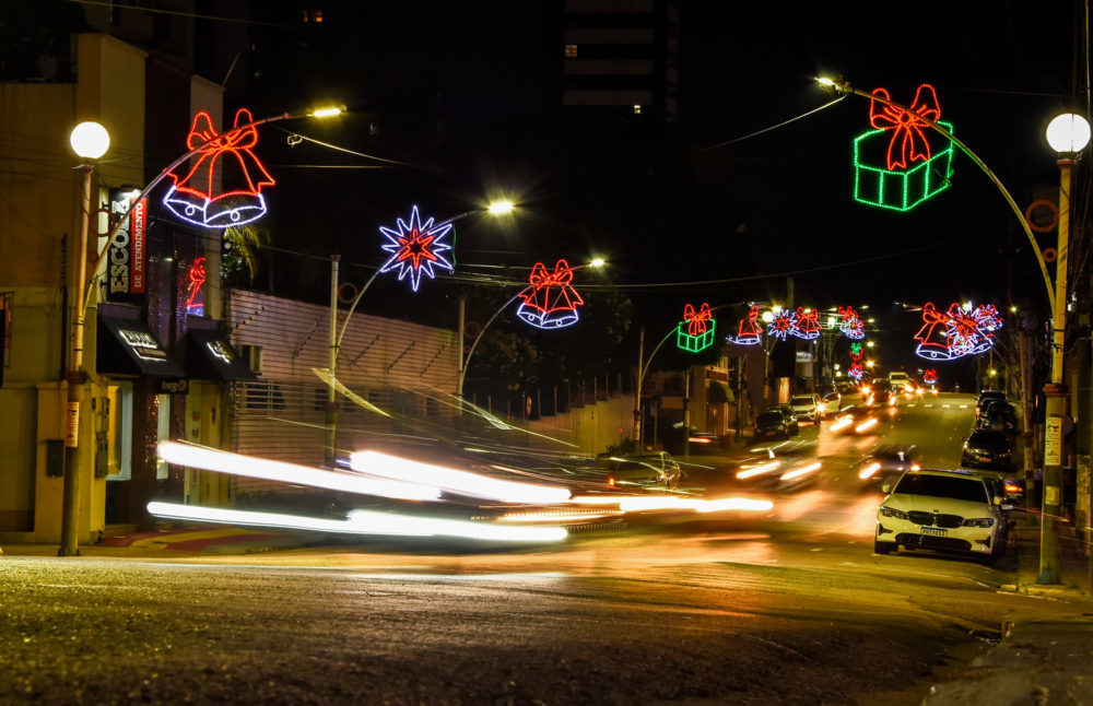 Ruas e avenida de Manaus começam a ser ornamentadas para o Natal pela Prefeitura Ruas e avenida de Manaus começam a ser ornamentadas para o Natal pela Prefeitura