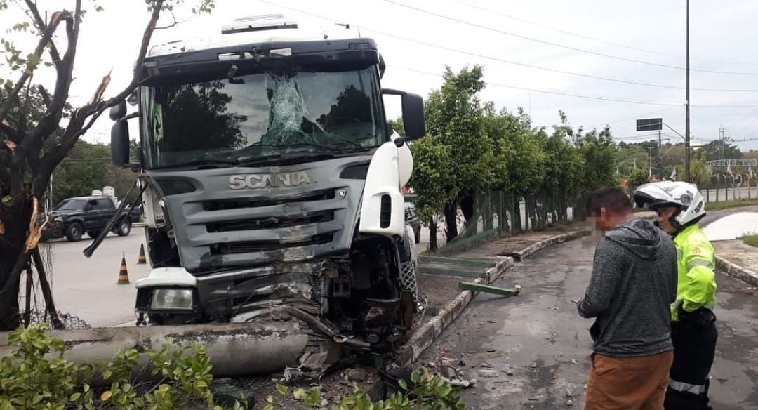 Carreta atravessa e bate em poste na Bola da Suframa prejudicando trânsito Carreta atravessa e bate em poste na Bola da Suframa prejudicando trânsito