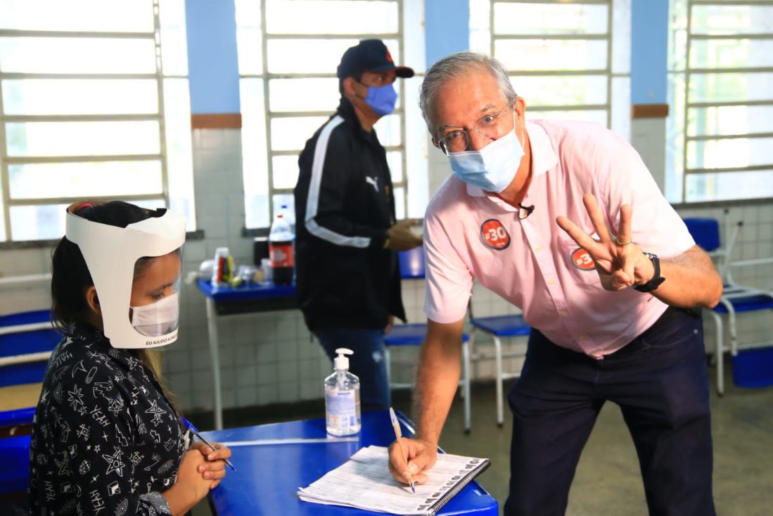 Romero dá exemplo ao entrar na fila de votação sem prioridade Romero dá exemplo ao entrar na fila de votação sem prioridade