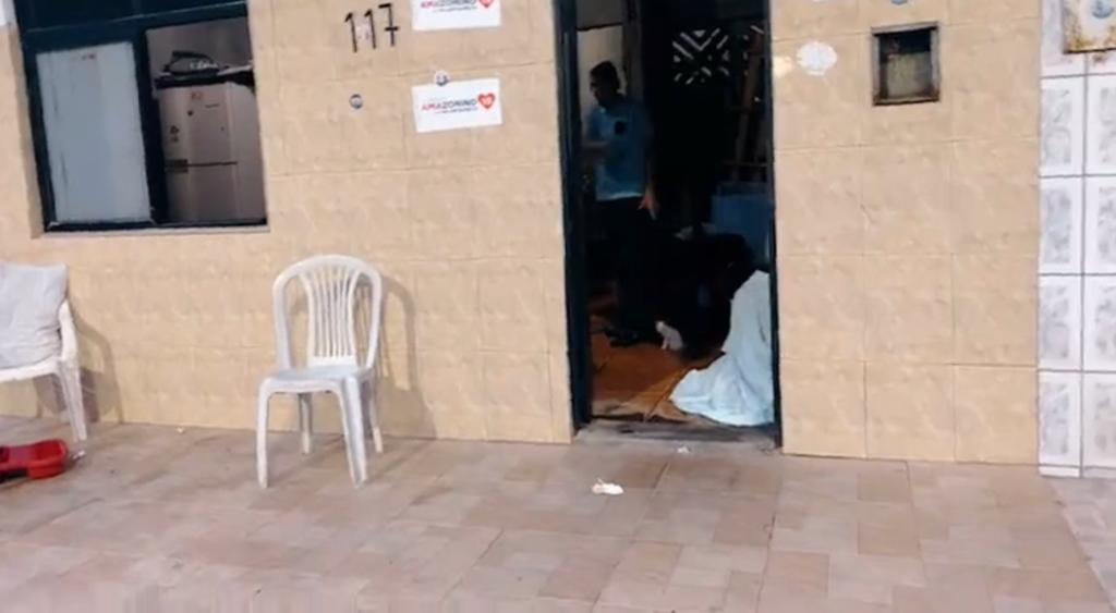 Ap&oacute;s persegui&ccedil;&atilde;o, homem &eacute; morto a tiros dentro de bar no Centro