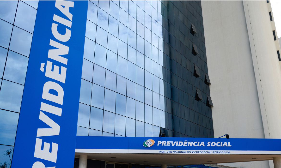 INSS, AGU e MPF firmam acordo para acabar com filas por benef&iacute;cios