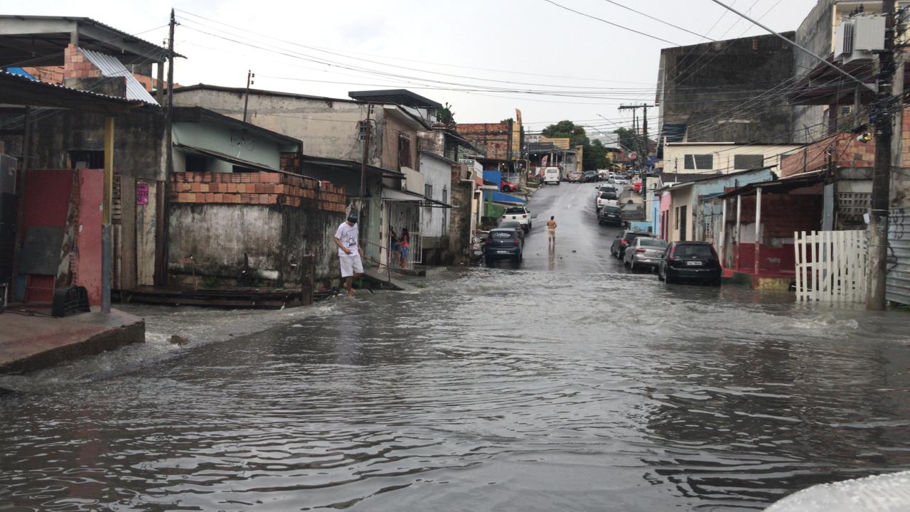 Chuva forte tem deslizamento, alagação e caminhão rodado na pista. Veja vídeos Chuva forte tem deslizamento, alagação e caminhão rodado na pista. Veja vídeos