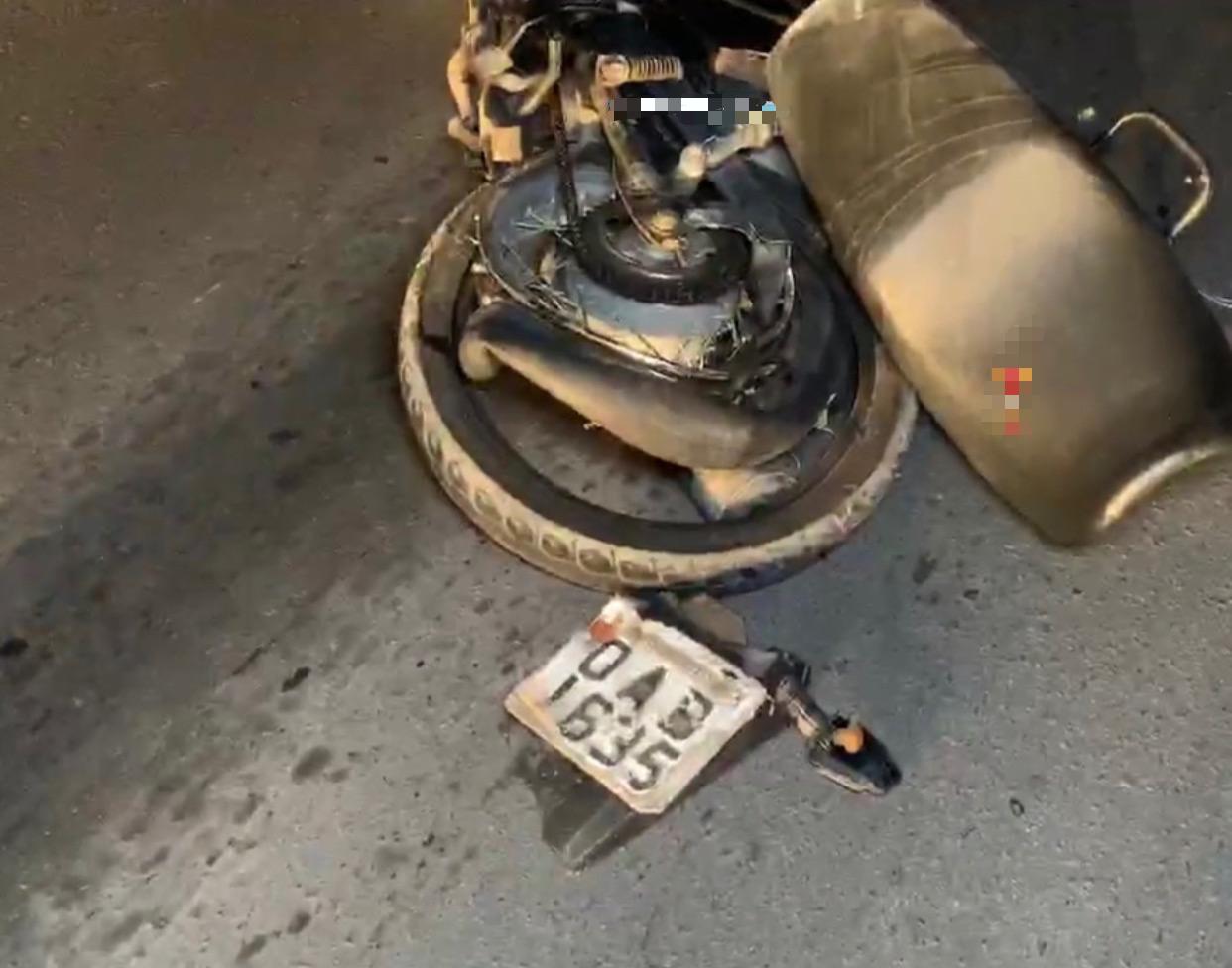 Casal fica gravemente ferido após colidir de moto com carro na avenida das Flores Casal fica gravemente ferido após colidir de moto com carro na avenida das Flores
