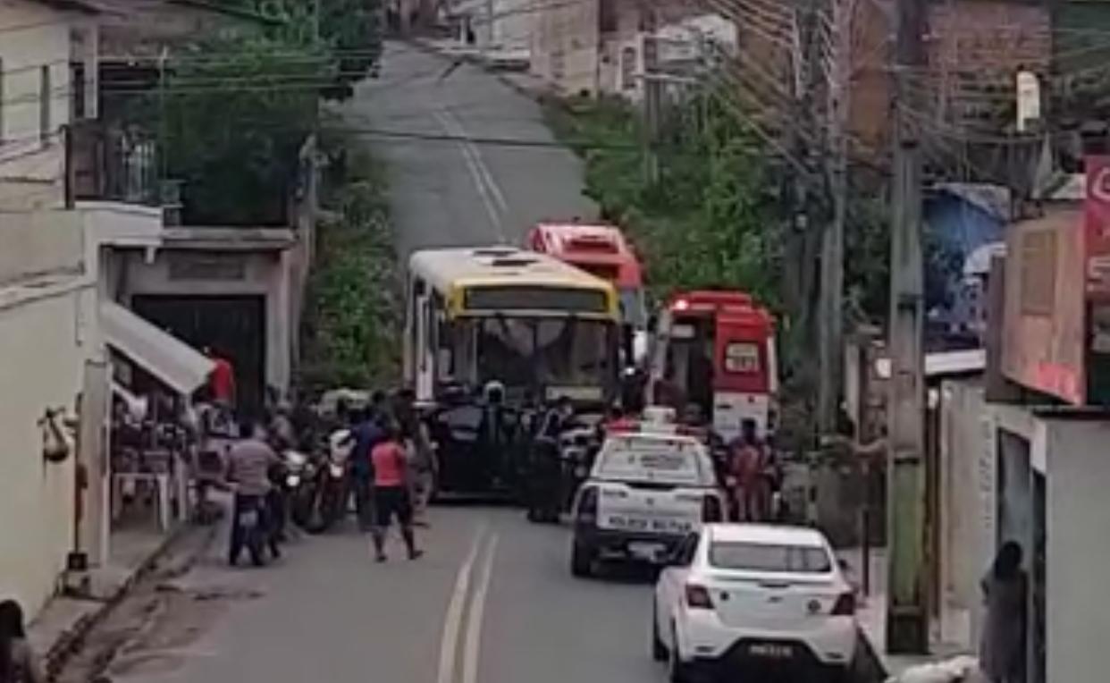 Bruxa solta no trânsito: 4 pessoas ficam feridas em colisão entre ônibus e carro no Tancredo Neves Bruxa solta no trânsito: 4 pessoas ficam feridas em colisão entre ônibus e carro no Tancredo Neves